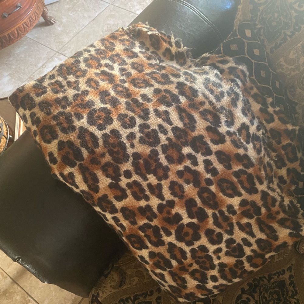 Leopard pattern scarf - Picture 2 of 3